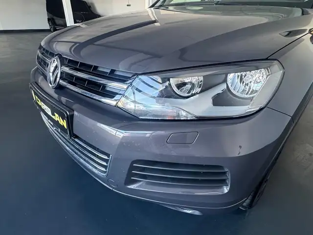 Volkswagen Touareg view 6
