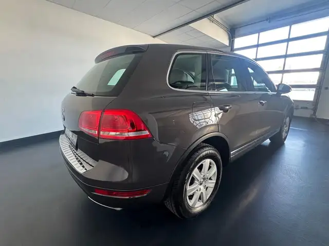Volkswagen Touareg view 14