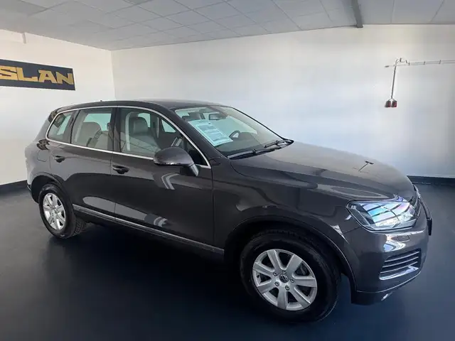 Volkswagen Touareg view 4