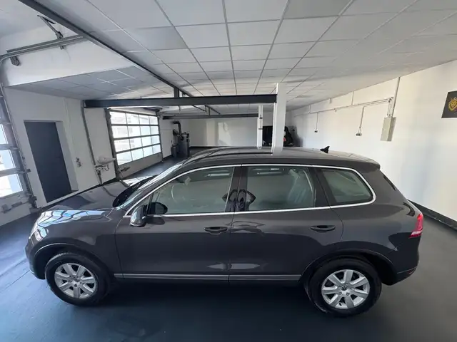 Volkswagen Touareg view 8
