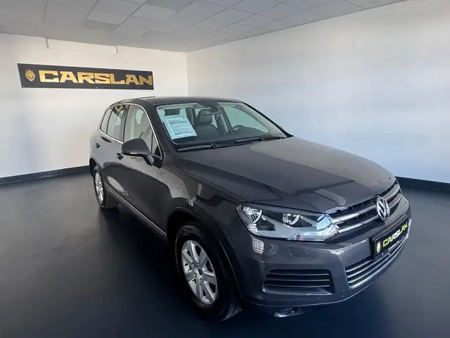 Volkswagen Touareg view 3