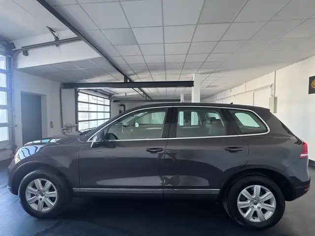 Volkswagen Touareg view 9