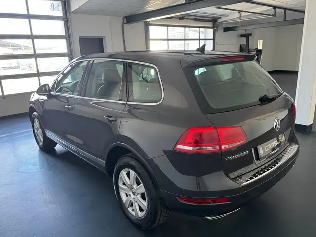 Volkswagen Touareg view 10