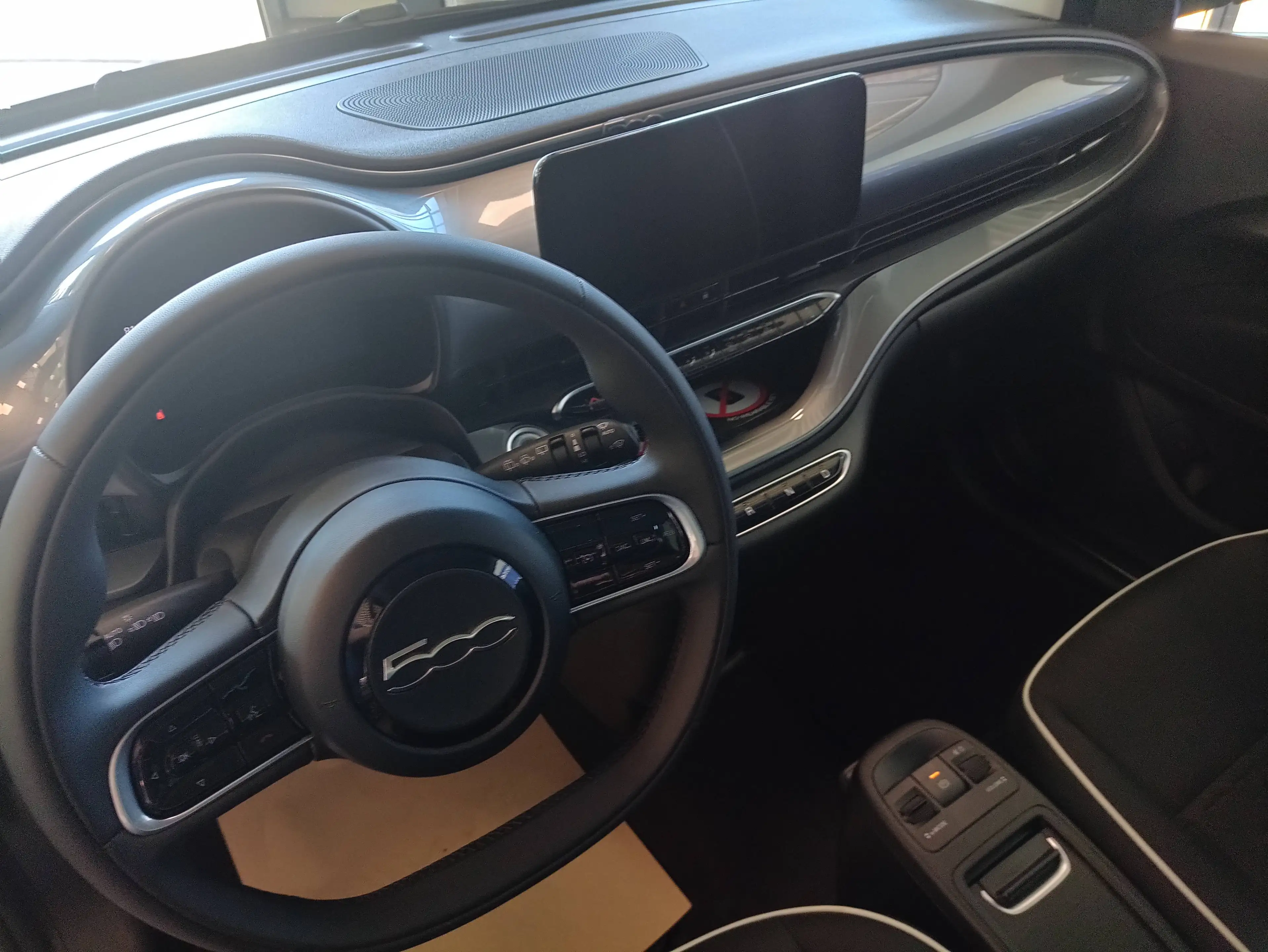 Fiat 500e 42kWh, Komfort+Style-Paket, Garantie — photo 4