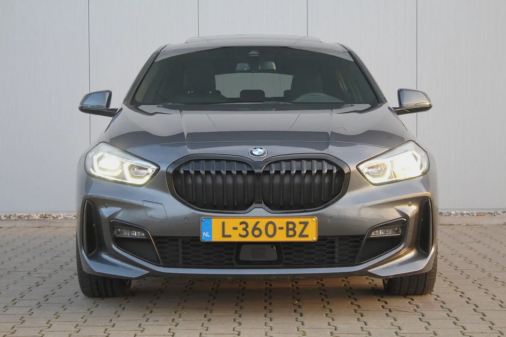 BMW 118 1-serie 118i High Executive M-Sport | Panoramadak Grijs - 2