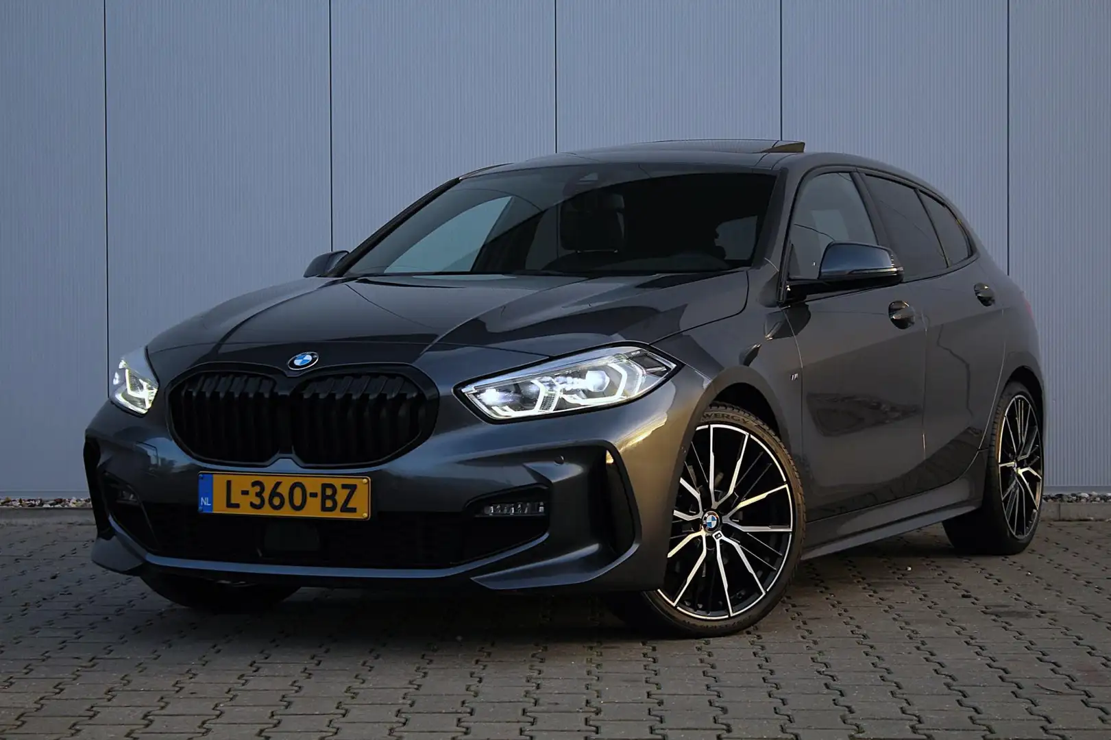 BMW 118 1-serie 118i High Executive M-Sport | Panoramadak Grijs - 1