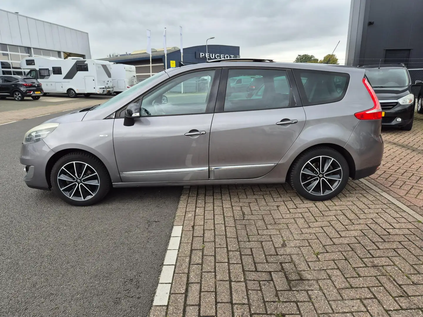 Renault Grand Scenic 1.5 dCi 110pk 6bsk Bose 7p Panorama Clima Grijs - 2