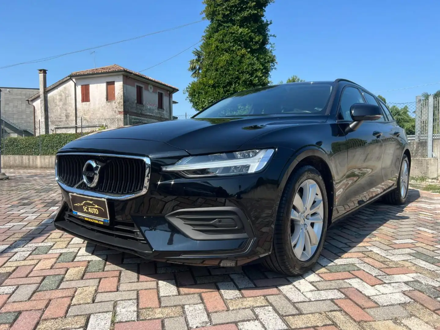 Volvo V60 B4 (d) Geartronic Momentum Business Pro Noir - 1