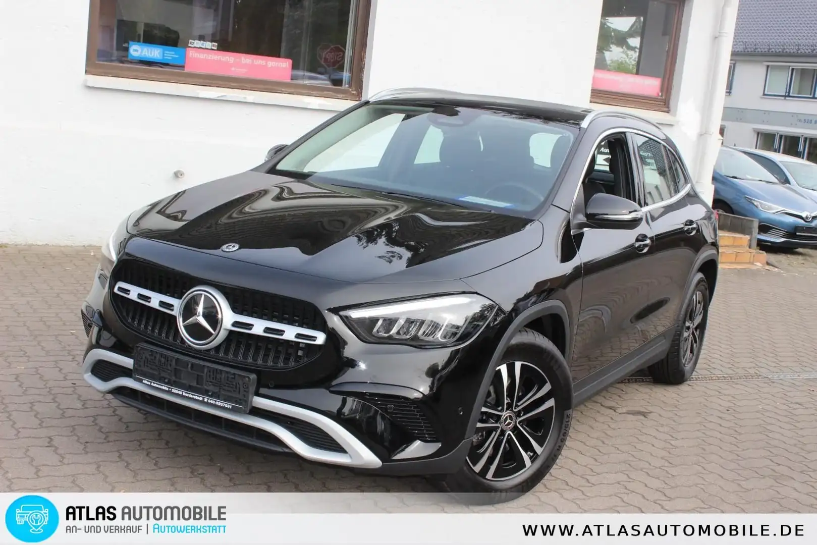Mercedes-Benz GLA 180 DCT LEDER=NAVI=LED=RÜCKFAHRKAMERA Černá - 1