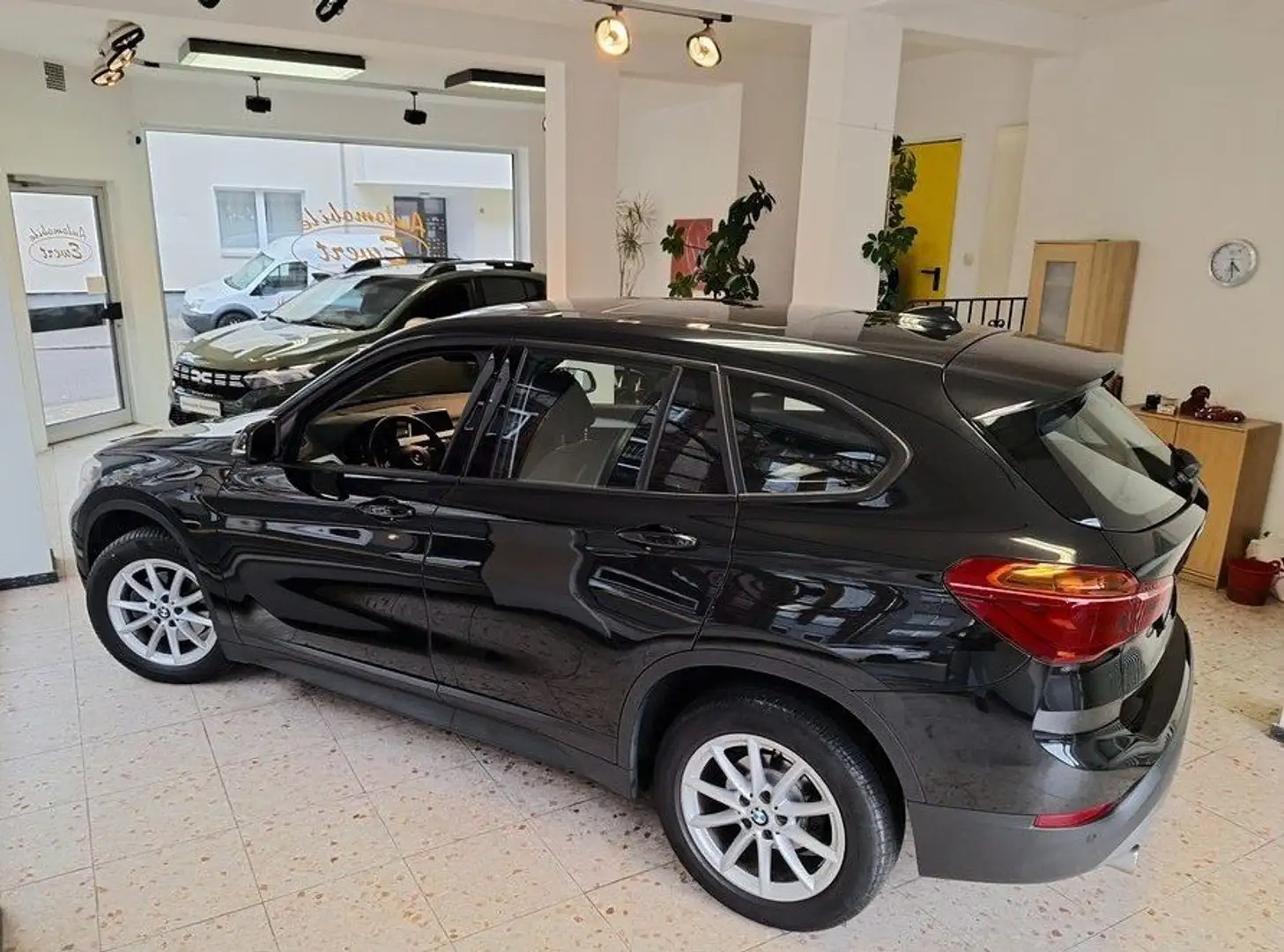 BMW X1 sDrive 18 i Automatik Schiebedach Navi Garantie Noir - 2