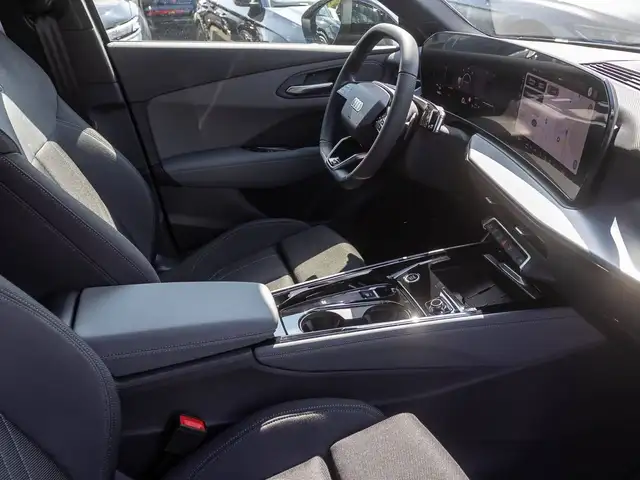 Audi Q3 view 13
