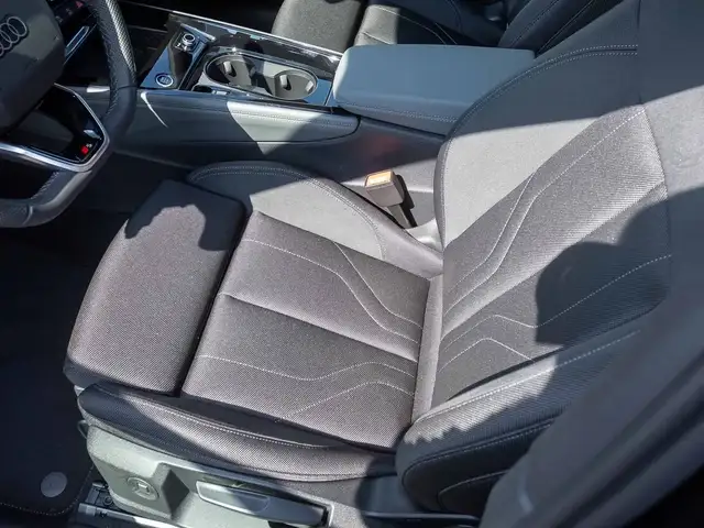 Audi Q3 view 9