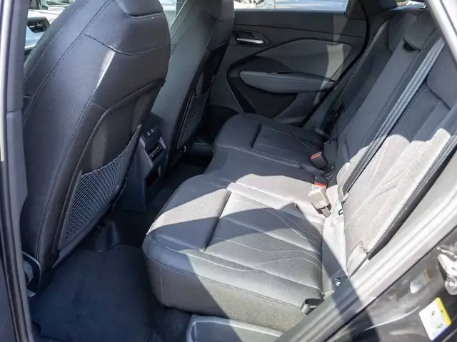 Audi Q3 view 11