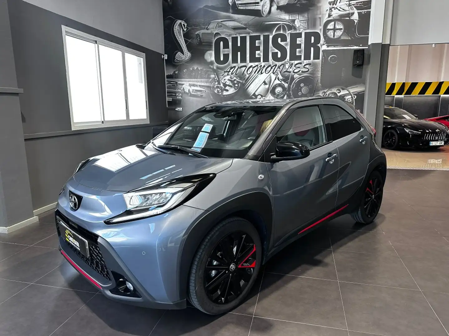 Toyota Aygo X Play s-CVT Gris - 1