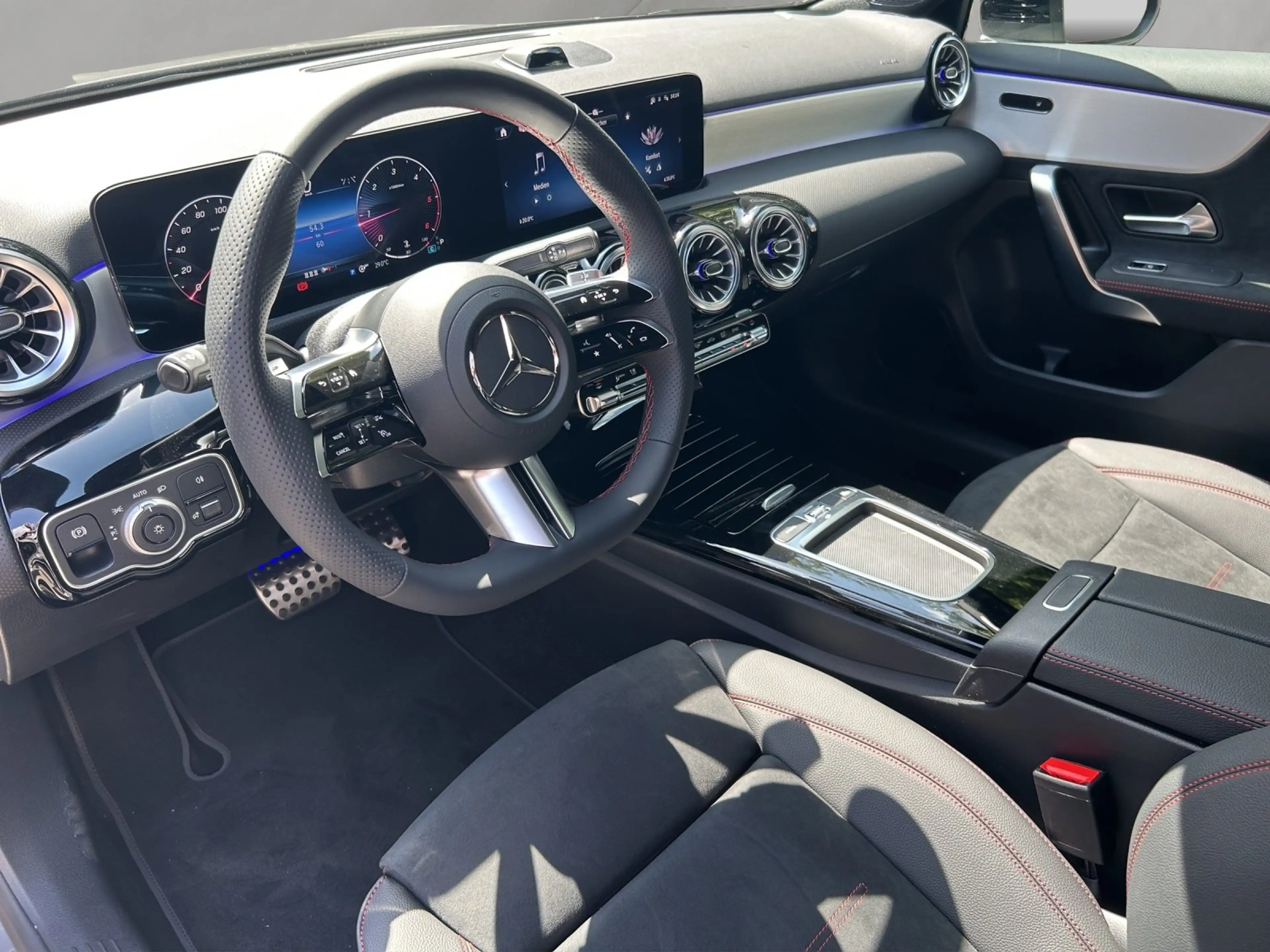 Mercedes-Benz A 220 d 4M AMG Pano Kamera Totwinkel Parktronic — photo 10