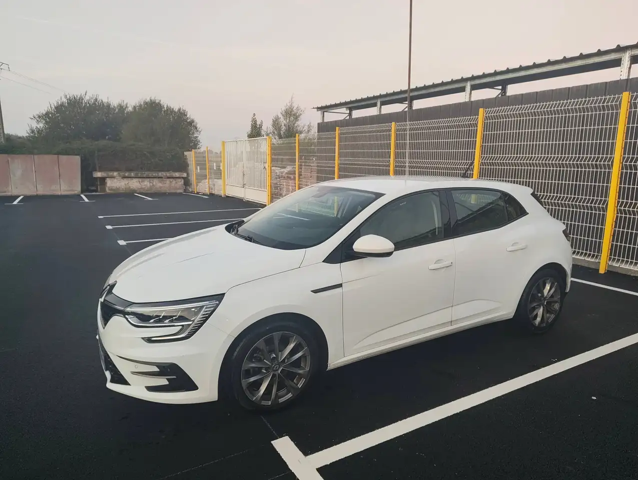 Renault Megane MEGANE IV SOCIETE BLUE DCI 115 AIR NAV R