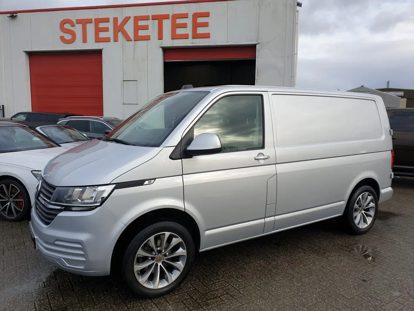 Volkswagen T6.1 Transporter 2.0 TDI L1H1 Economy Business Grijs - 1
