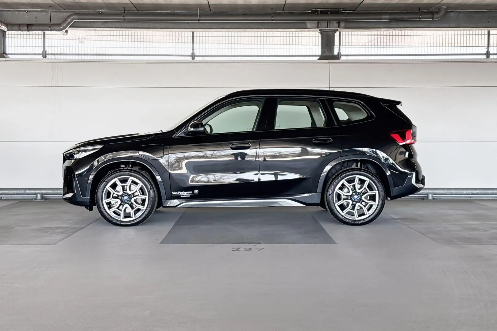BMW X1 xDrive30e | xLine Zwart - 2