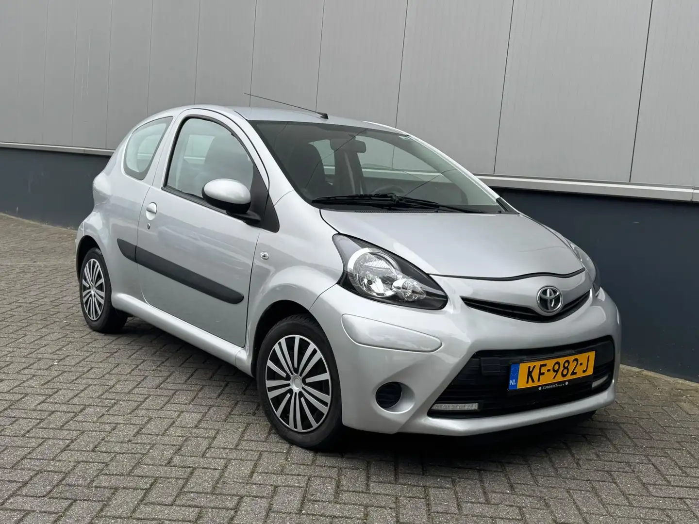 Toyota Aygo 1.0 VVT-i Aspiration airco Carplay Navi N apk Gris - 2