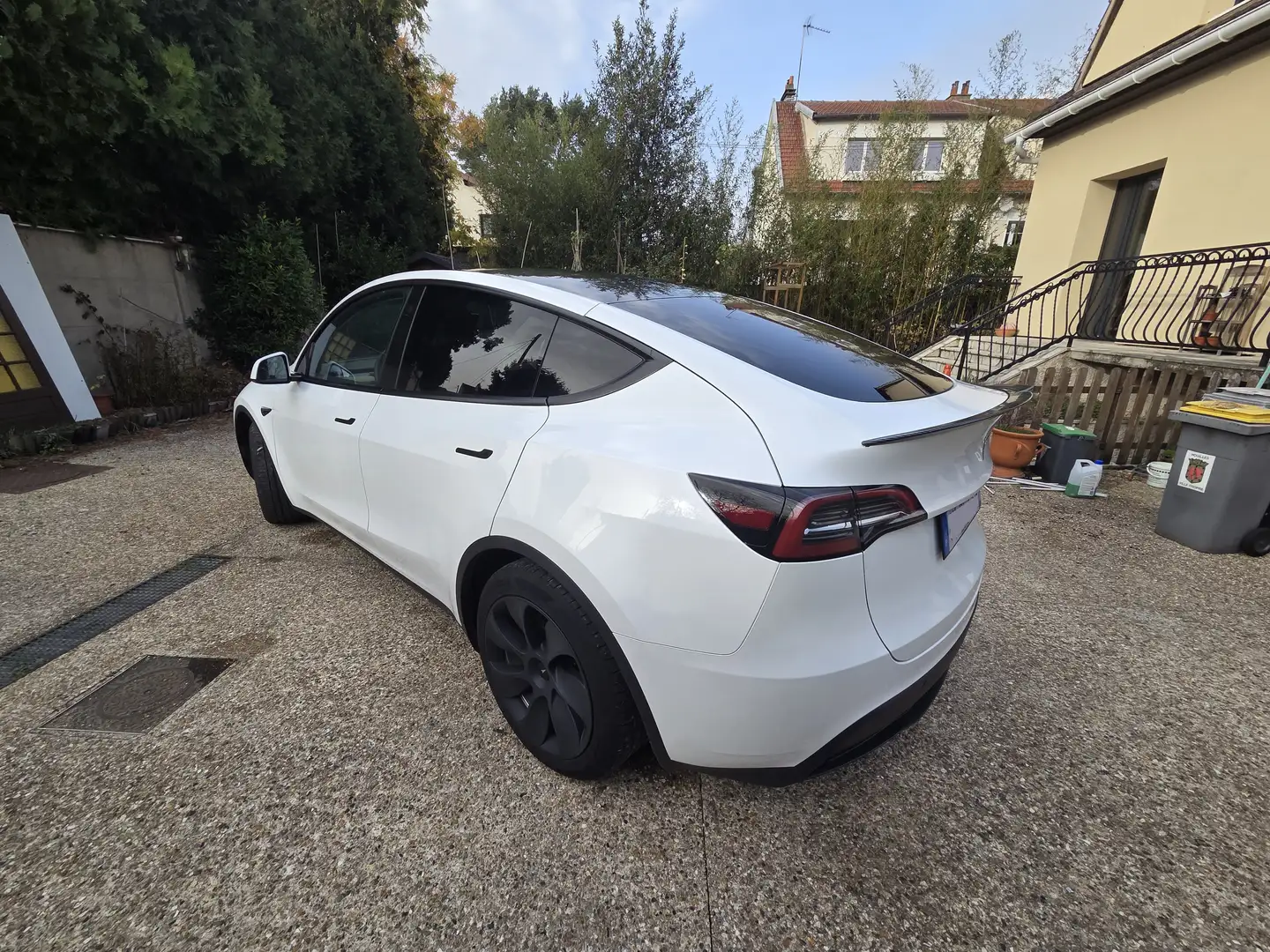 Tesla Model Y Standard RWD 60kw avec Attelage ! Moins de 2T Stationnement Gratuit sur Paris Blanc - 2