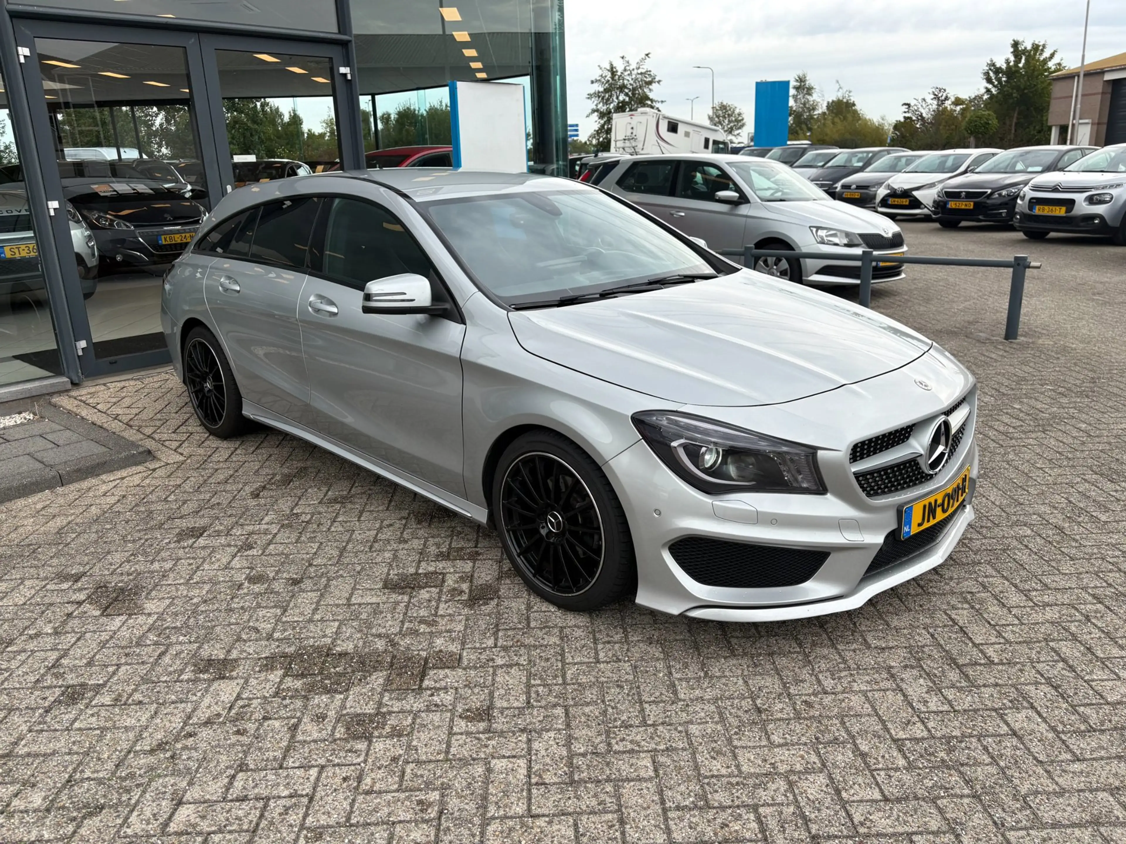 Mercedes-Benz CLA 180 Shooting Brake OrangeArt Edition — photo 3