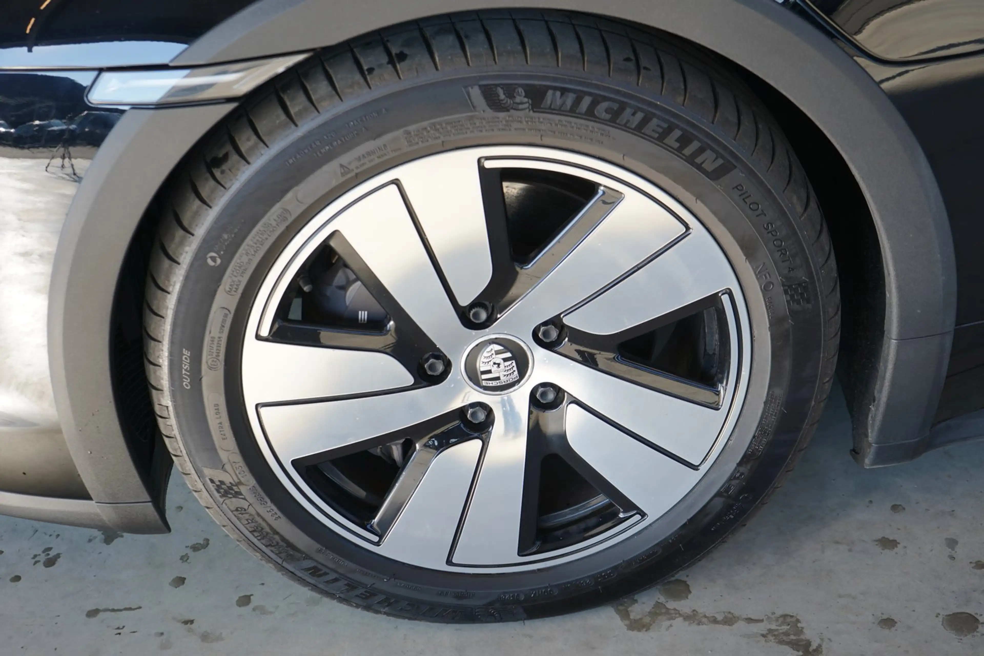 Porsche Taycan 4 Cross Turismo — photo 3
