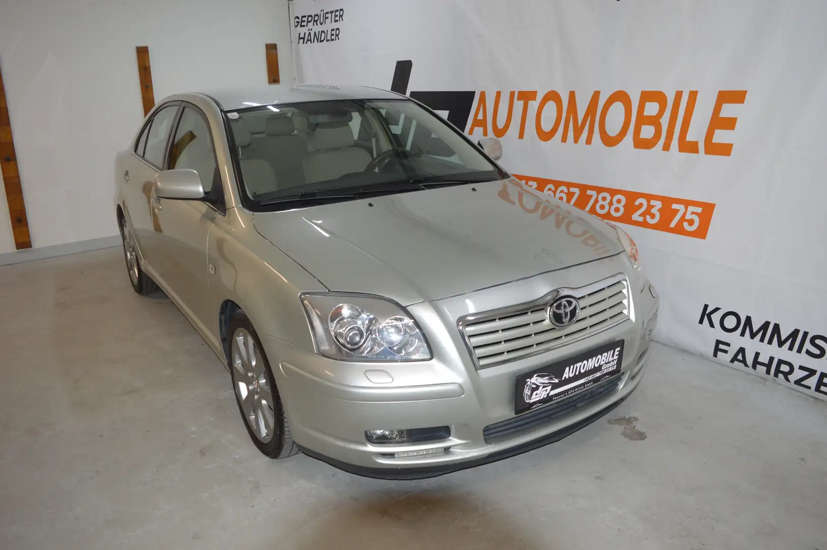 Toyota Avensis 2.0 VVT-i **2.Besitz**Automatik**Xenon**Navi** Grau - 1