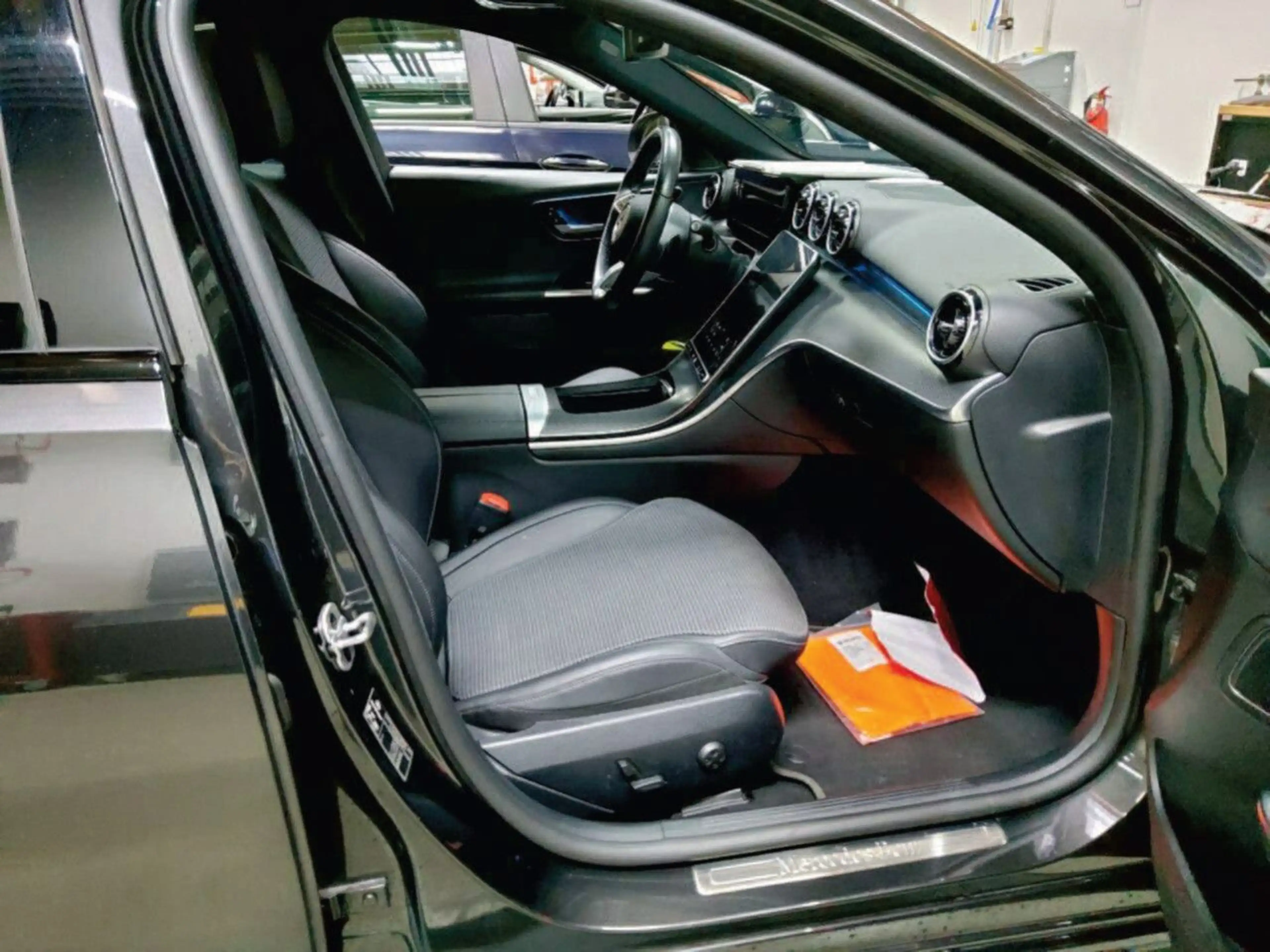 Mercedes-Benz C 200 T AVANTGARDE d/NIGHT/KEYLESS/MBUX/9G/KAMER — photo 4