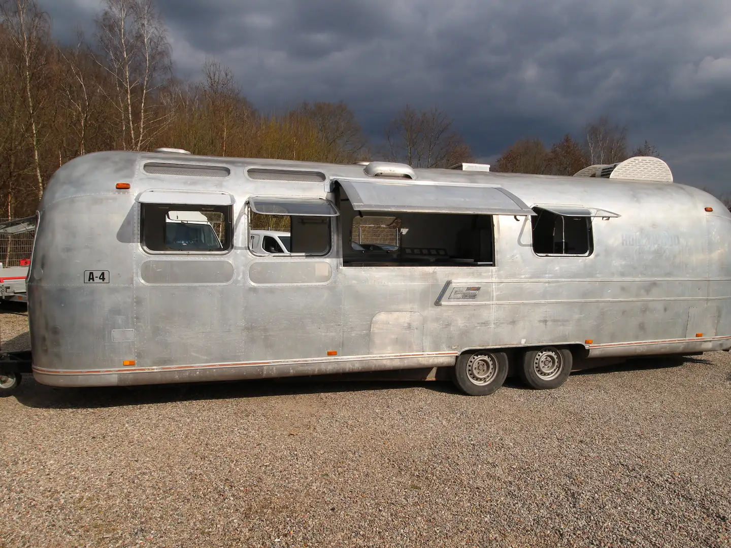 Airstream Land Yacht Sovereign Catering + Foodtrailer Silber - 2