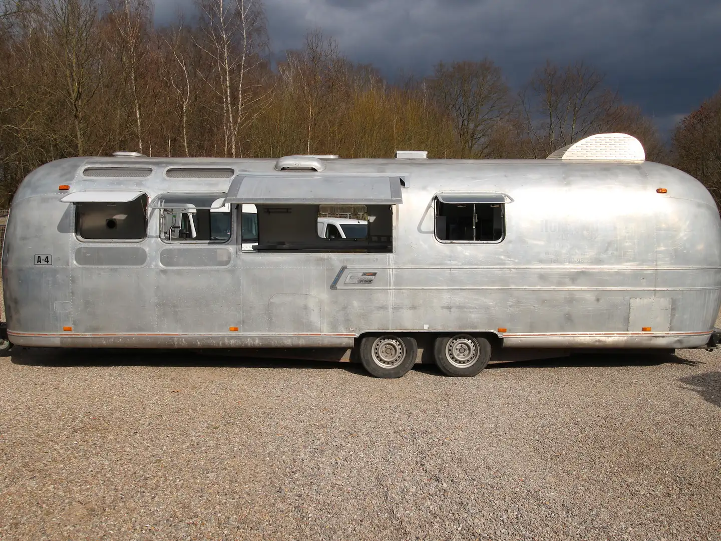 Airstream Land Yacht Sovereign Catering + Foodtrailer Silber - 1