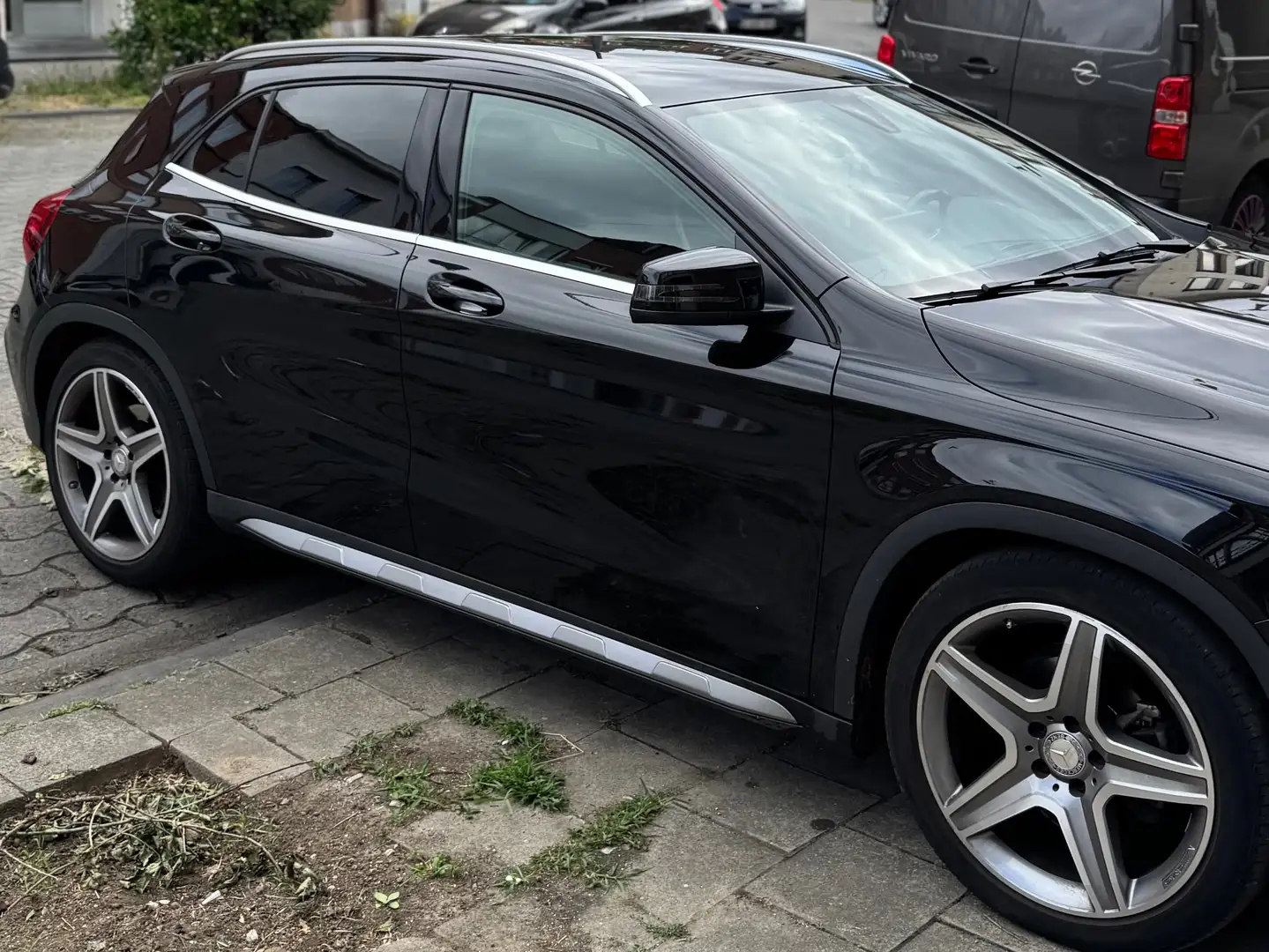 Mercedes-Benz GLA 180 GLA 180 d AMG line Zwart - 2