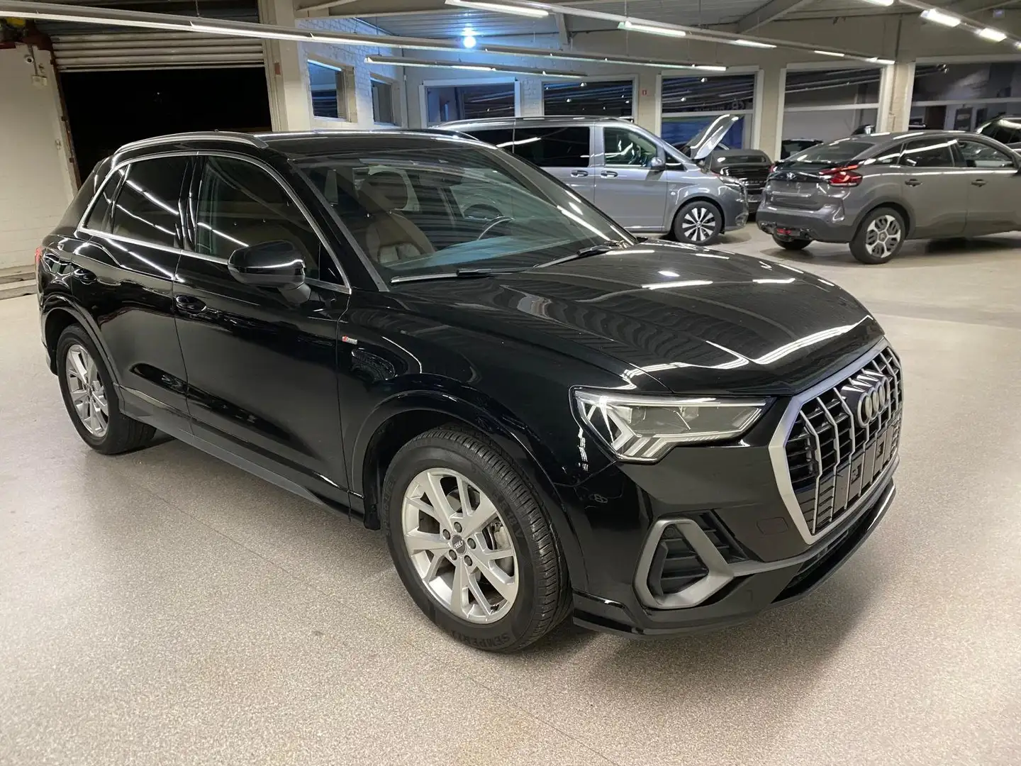 Audi Q3 35 TFSI S tronic S line Zwart - 2