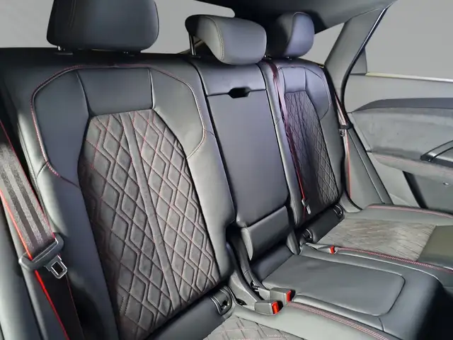 Audi Q5 view 8