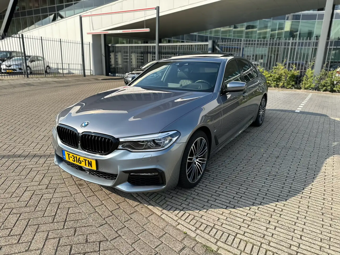 BMW 530 iPerf High Exe M pakket ACC HUD H&K Grijs - 1