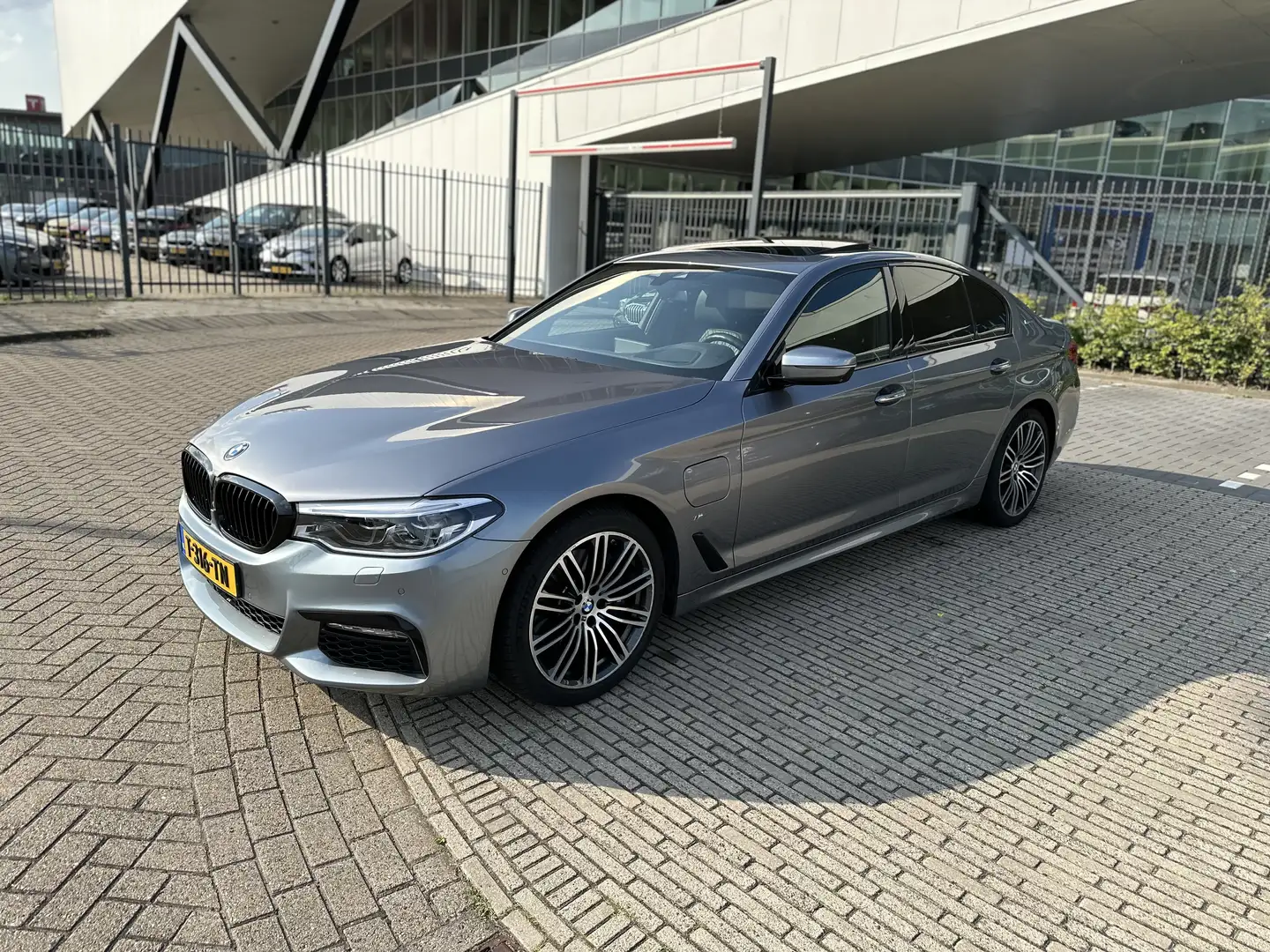 BMW 530 iPerf High Exe M pakket ACC HUD H&K Grijs - 2