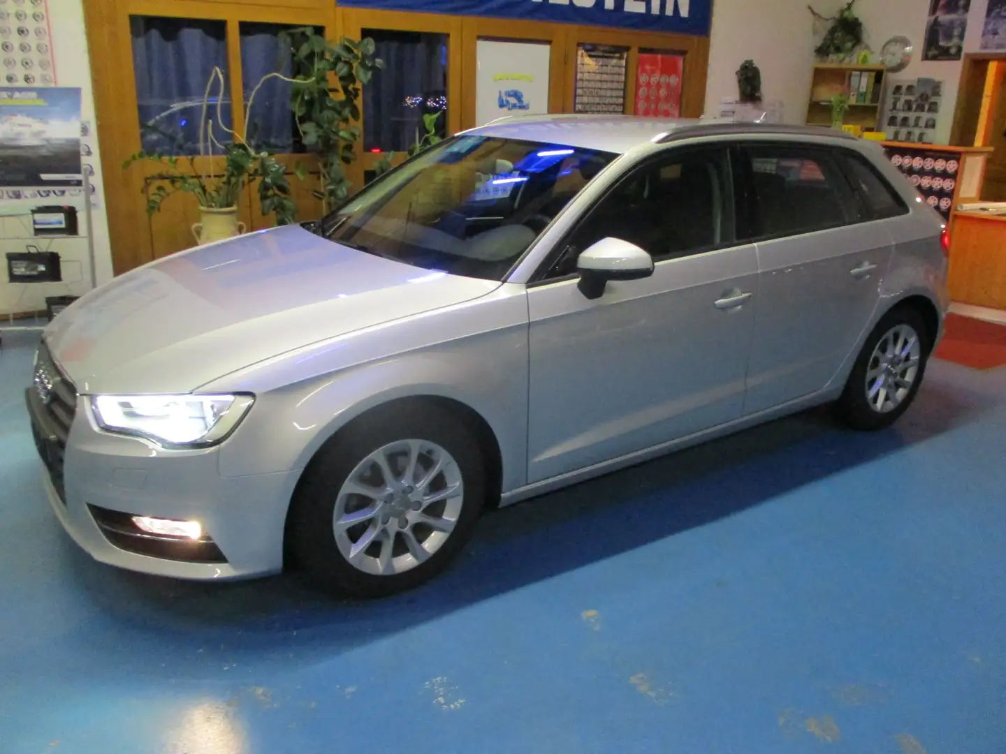 Audi A3 1.4 TFSI Sportback Attraction,Navigation,Bi-Xenon Gris - 2