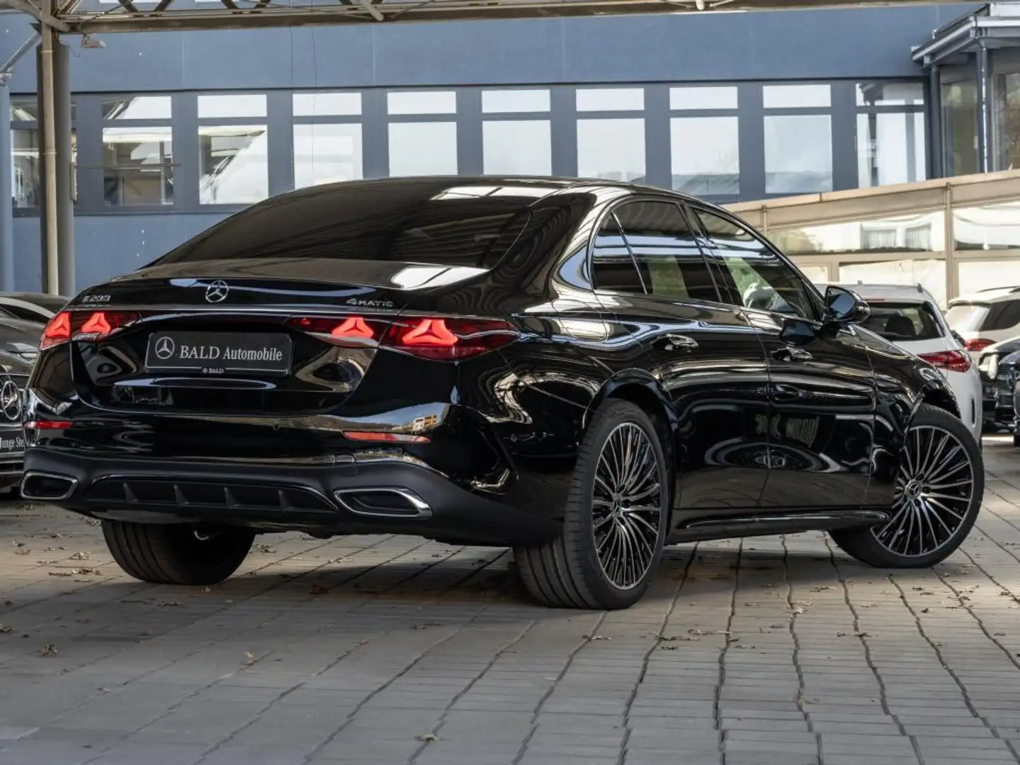 Mercedes-Benz E 200 4M AMG/Superscreen/Pano/Burm4D/Night/20" Schwarz - 2