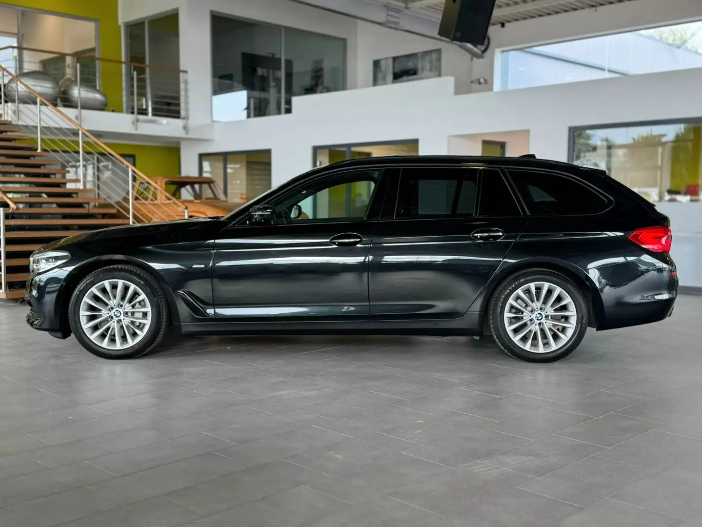 BMW 530 d xDrive Sport Line*Pano*Luft*HuD*DisplayKey* Noir - 2
