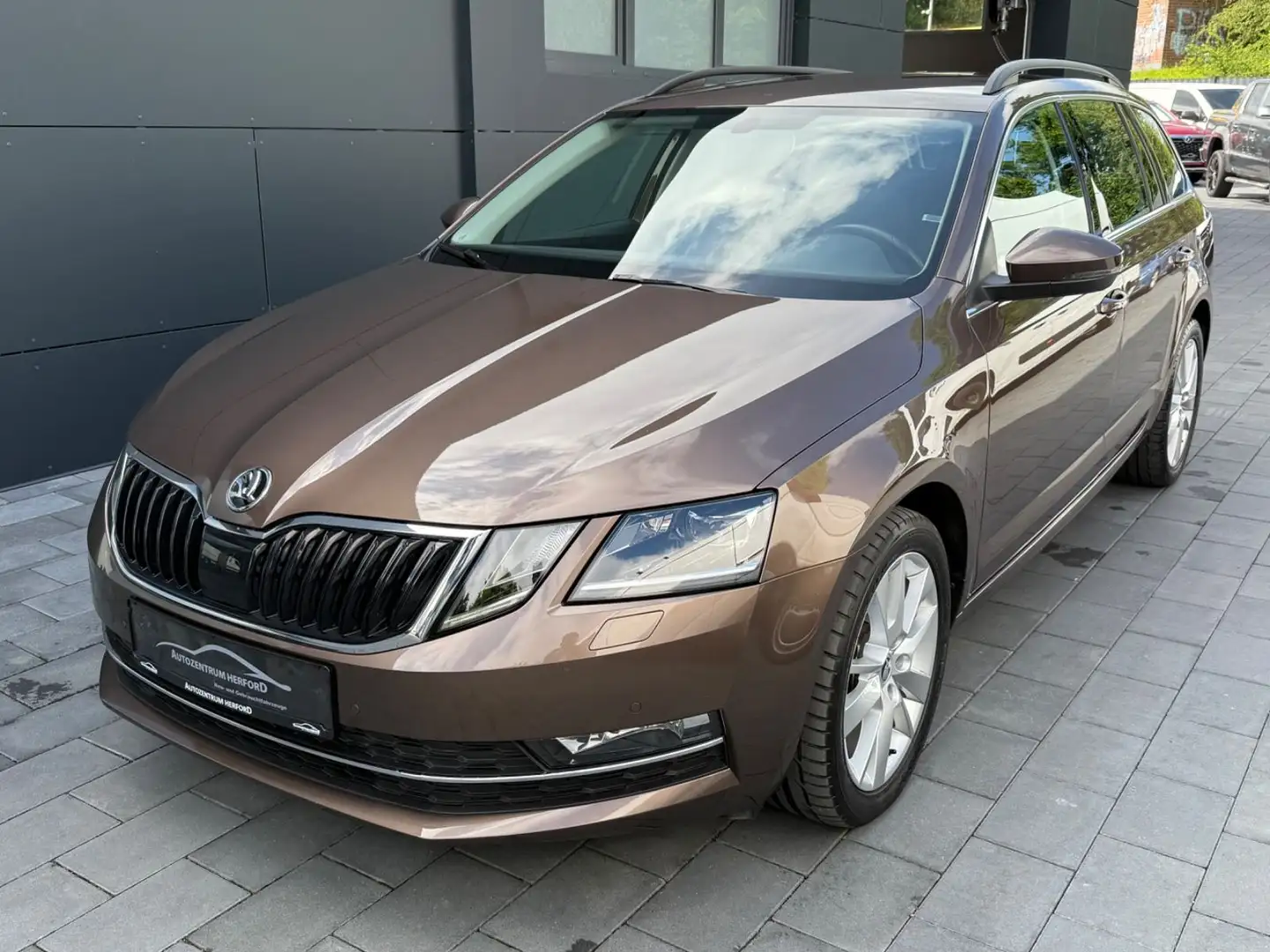 Skoda Octavia Combi 1.4 TSI Style DSG NAVI LED AHK Braun - 1