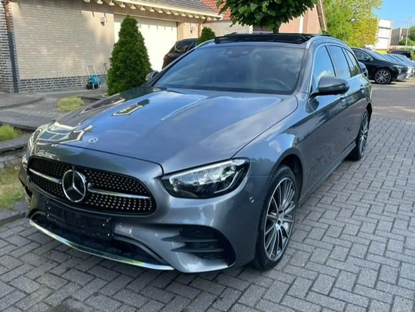 Mercedes-Benz E 300 Estate de 4MATIC AMG LINE PANORAMADAK NAVI CAMERA Grijs - 1