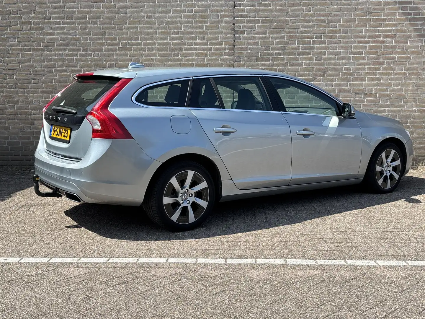 Volvo V60 2.4 D6 AWD Plug-In Hybrid Summum Leder | Climate | Grijs - 2
