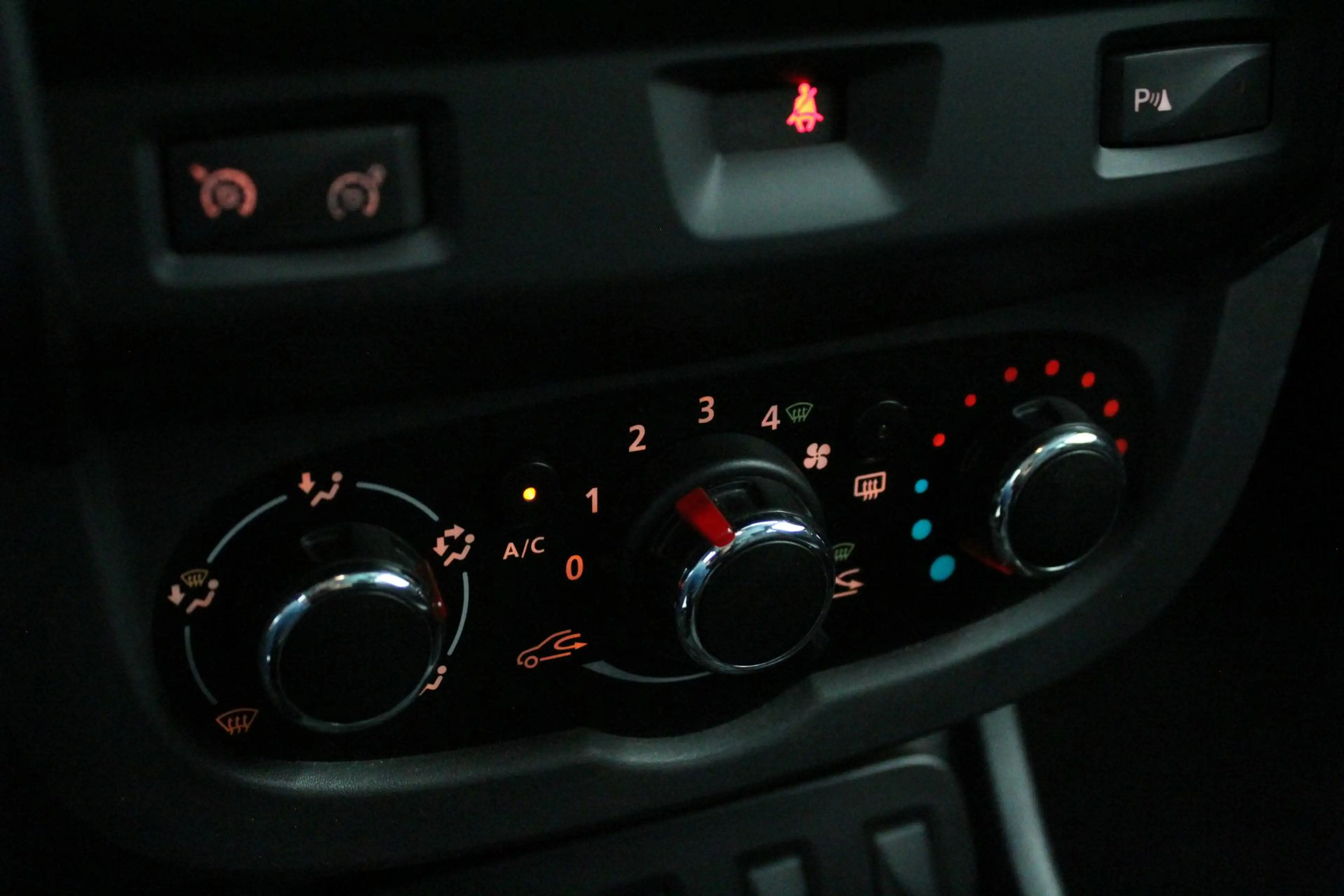 Dacia Duster 1.2 TCe 4x4 Prestige | NAVIGATIE | TREKHAAK | PDC — photo 25