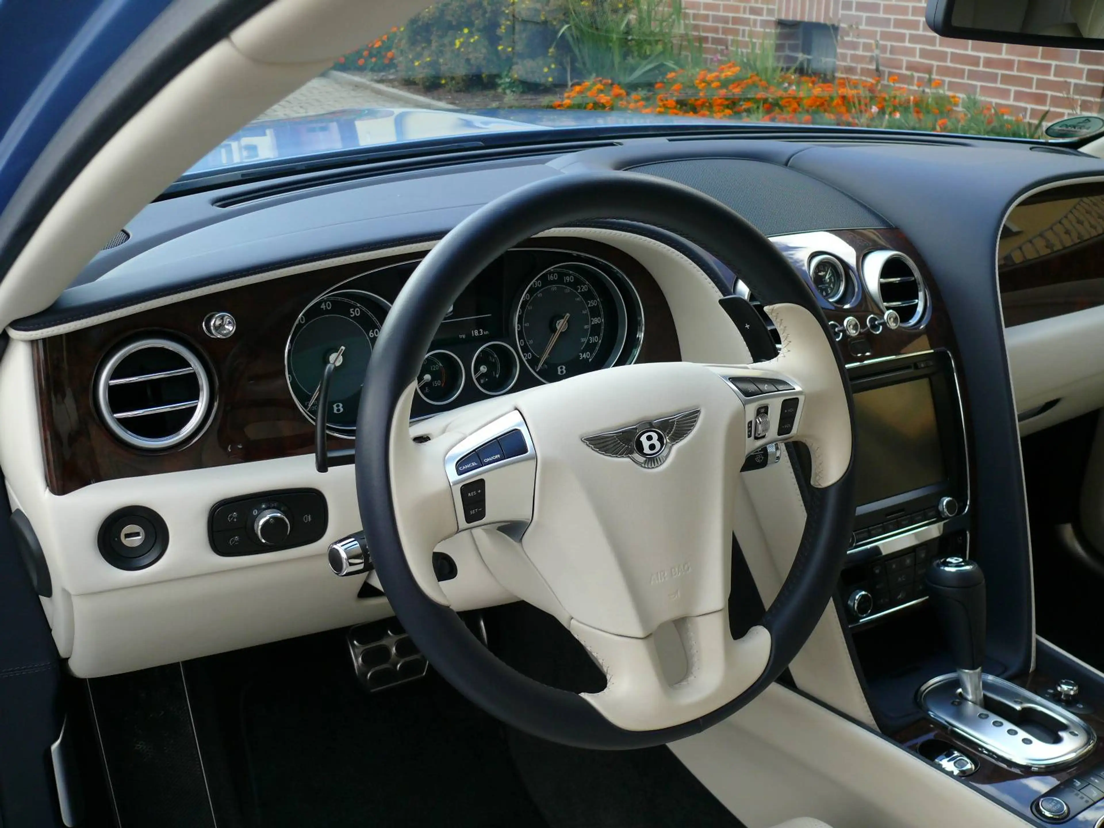 Bentley Flying Spur Top 1 Vorbesitzer 625 PS Scheckheft unfallfrei — photo 9