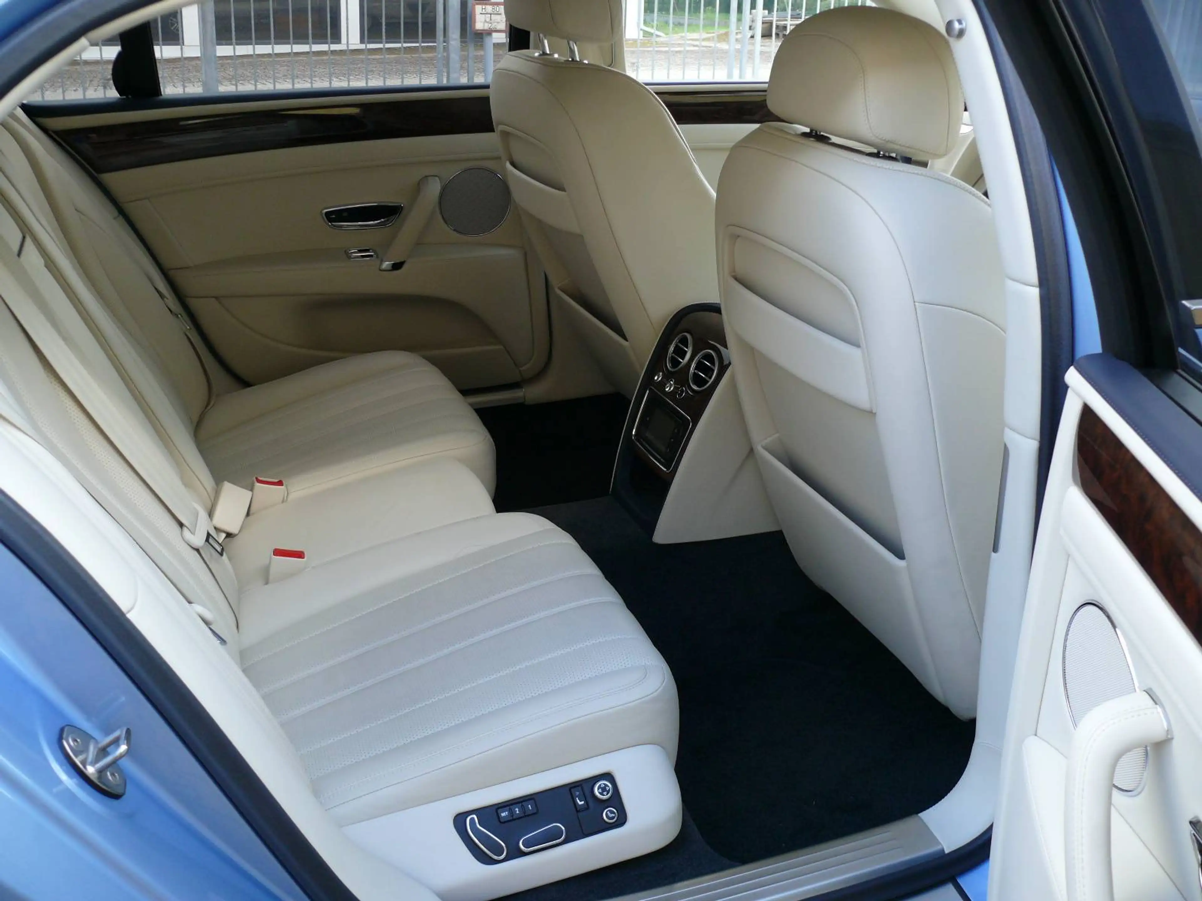 Bentley Flying Spur Top 1 Vorbesitzer 625 PS Scheckheft unfallfrei — photo 8