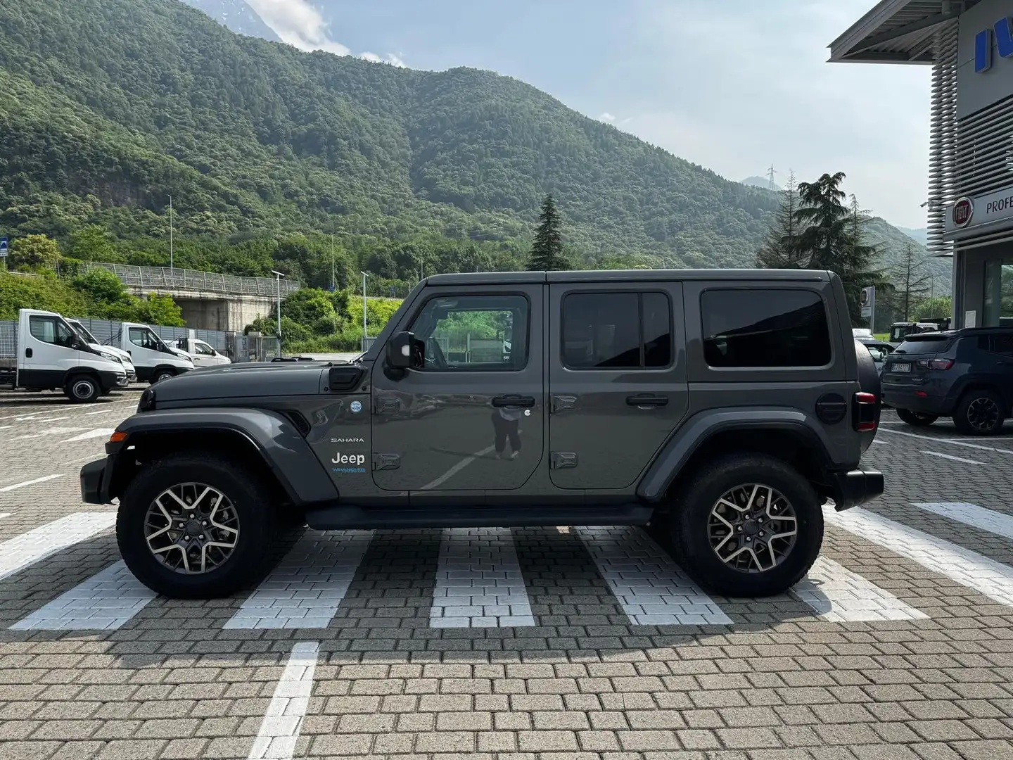 Jeep Wrangler Wrangler Unlimited 2.0 atx phev Sahara 4xe auto Grigio - 2