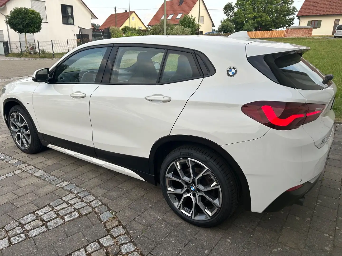 BMW X2 sDrive20i Edition M Mesh Navi HiFi Leder  19" Weiß - 2