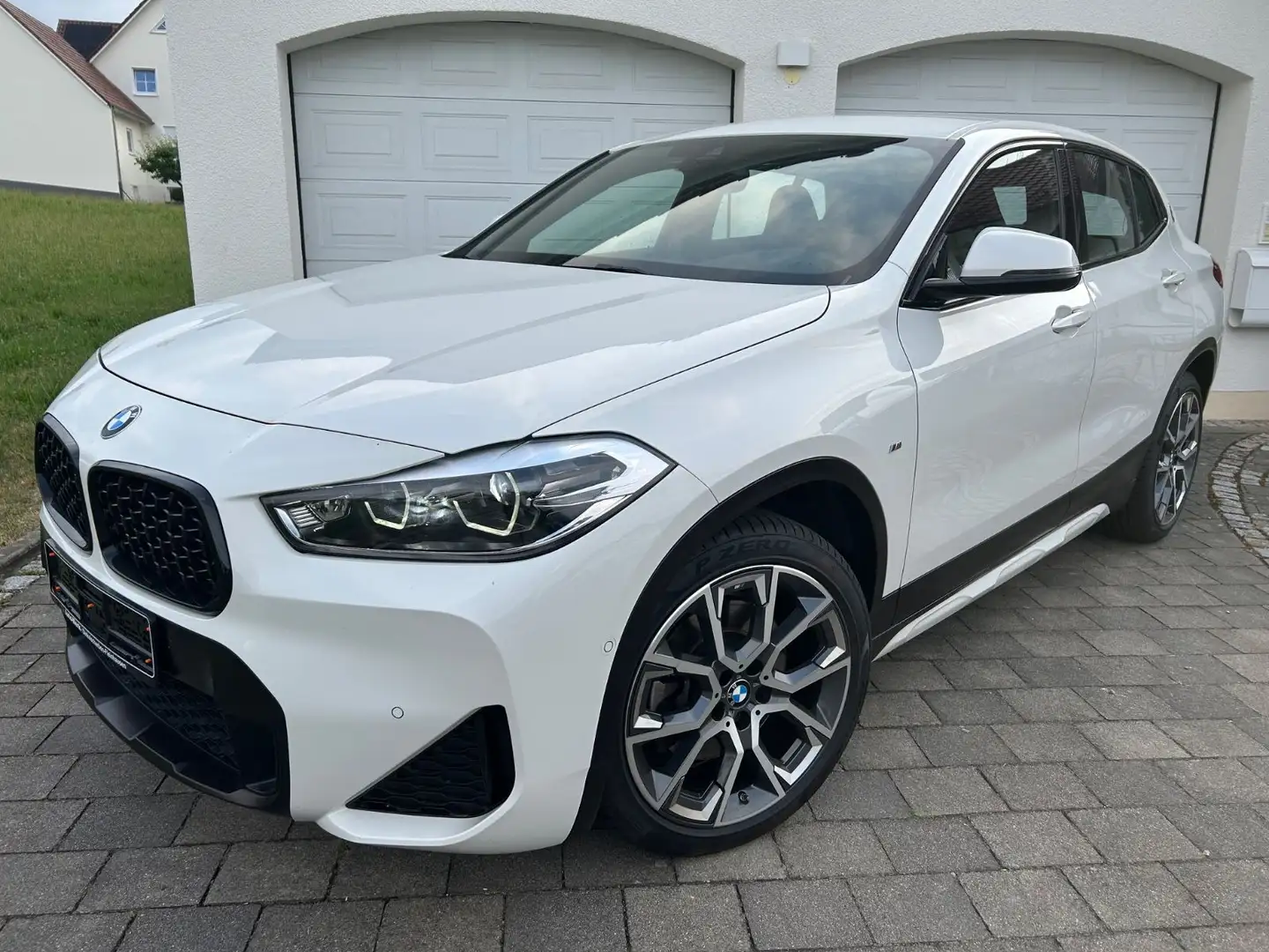BMW X2 sDrive20i Edition M Mesh Navi HiFi Leder  19" Weiß - 1