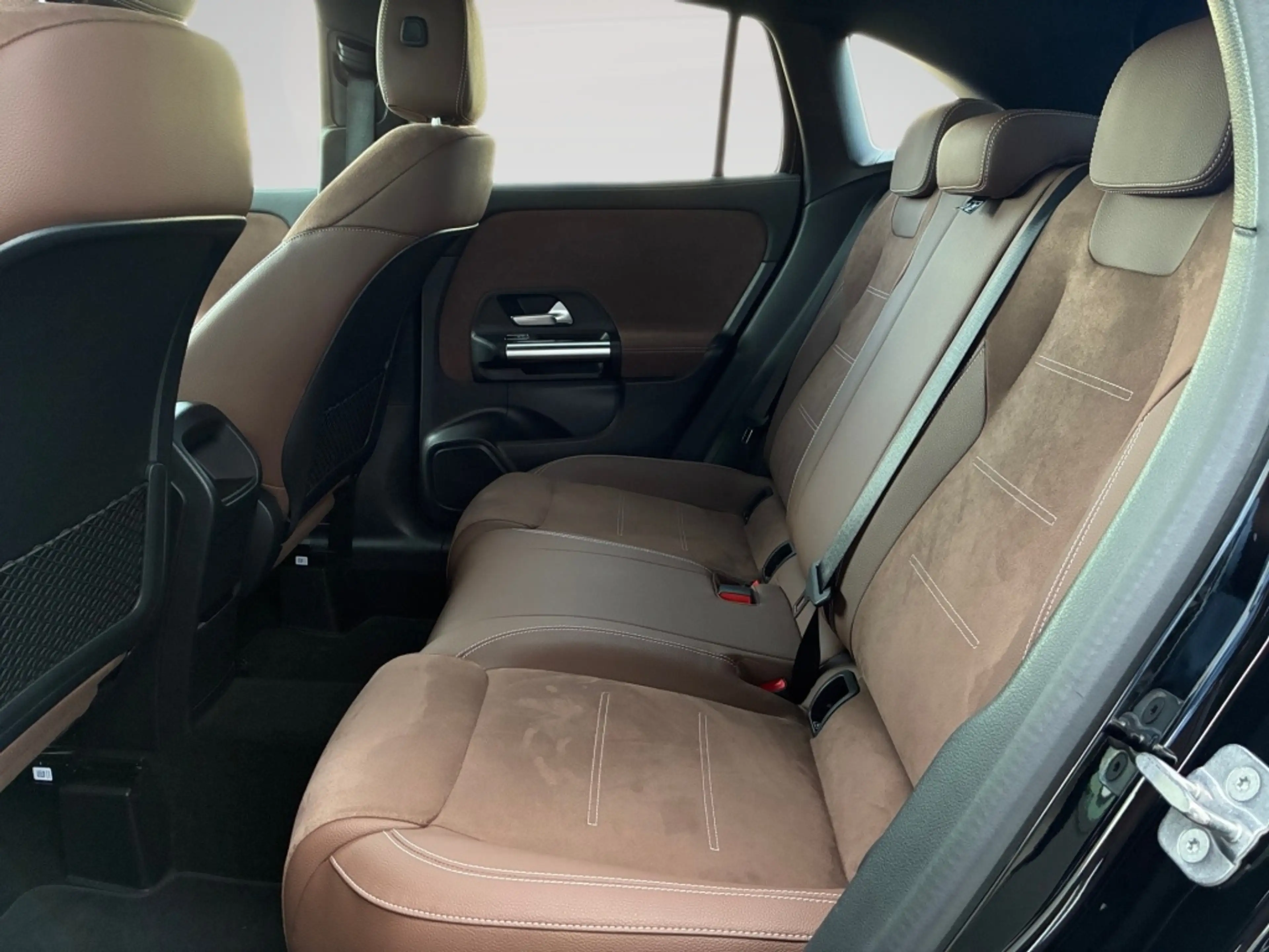 Mercedes-Benz GLA 180 d AMG KAMERA DISTRO AHK SHZ LED NIGHT — photo 10