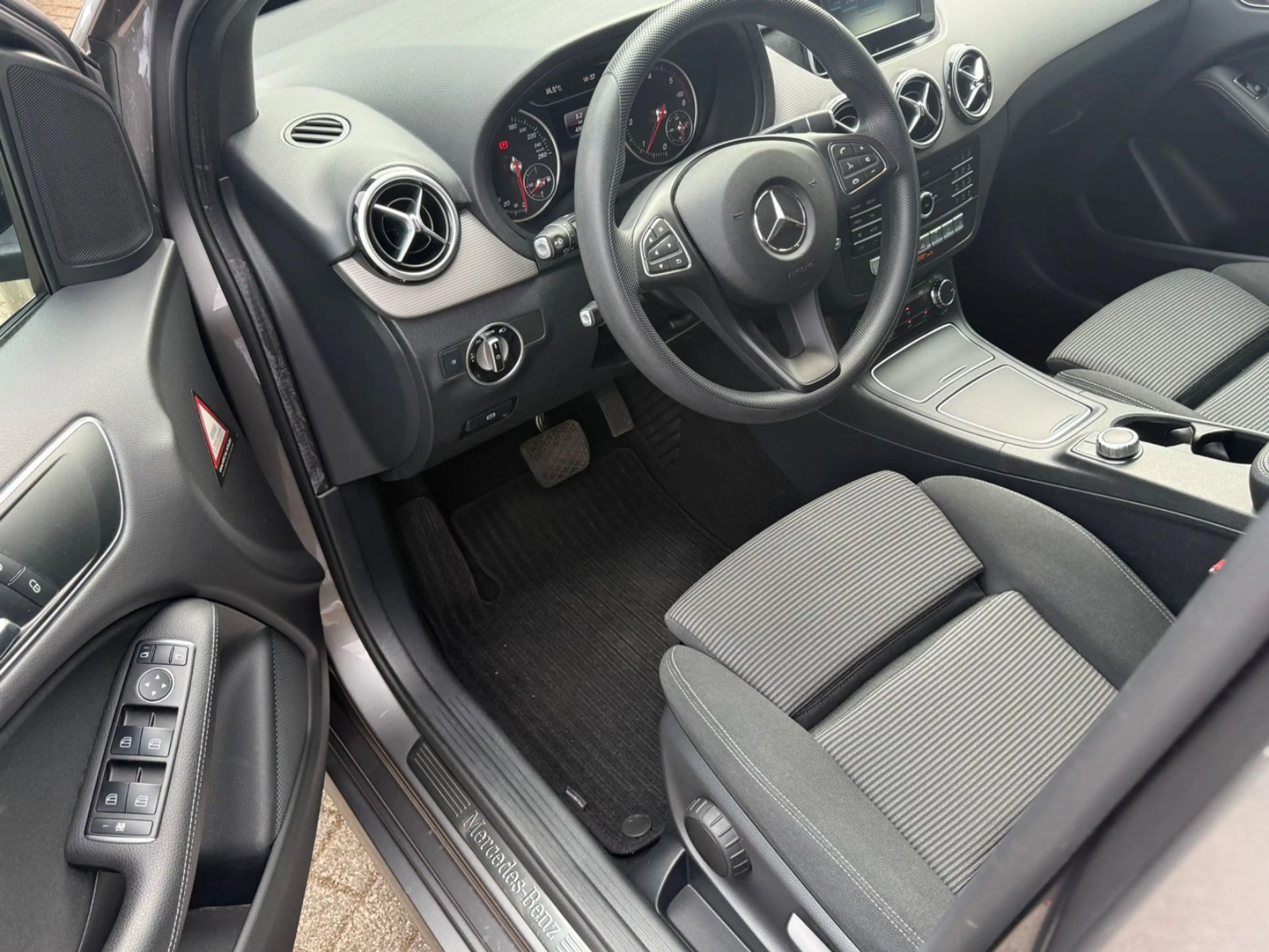 Mercedes-Benz B 200 AHK-Rückfahrkamera- ACC- Totwinkelas. — photo 11