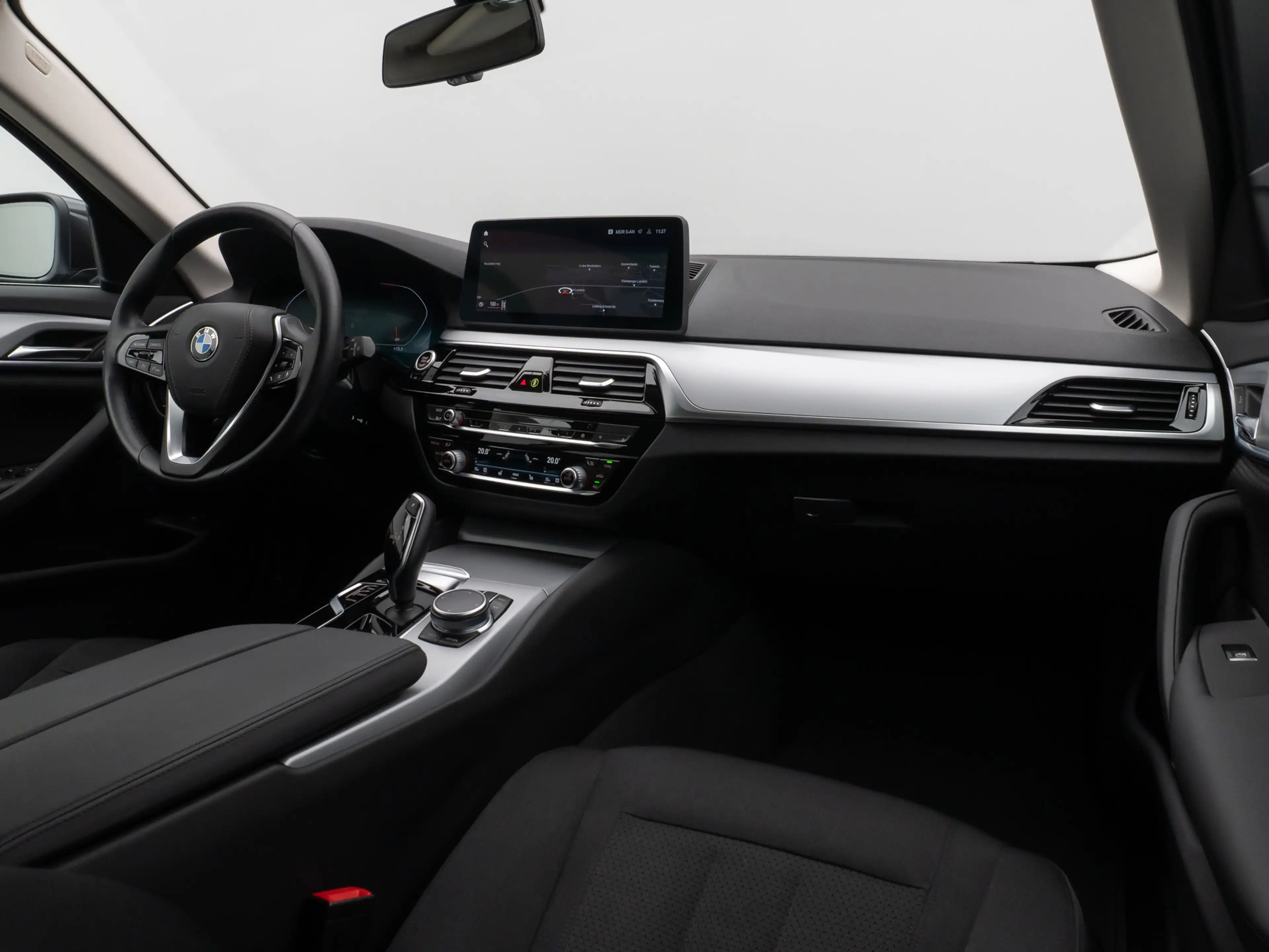 BMW 520 Kamera HUD DAB 4xKlima DrivingAssist Alarm — photo 39